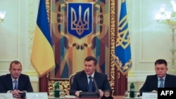 Павел Лебедев (справа), Виктор Янукович и Андрей Клюев (слева)