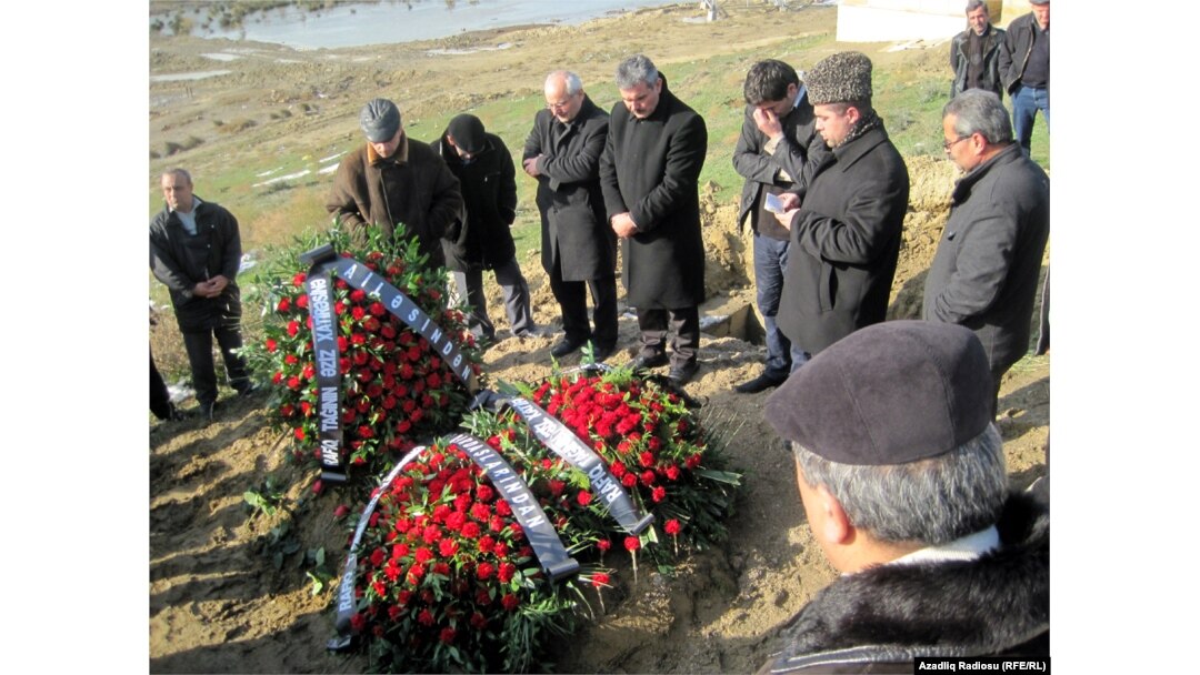 Yaxınları və dostları Rafiq Tağının məzarını ziyarət edir