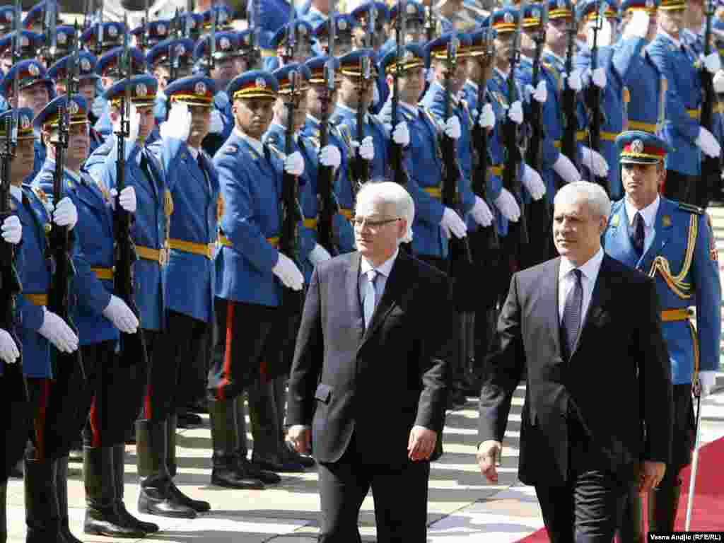 Ivo Josipović i Boris Tadić - Predsednik Srbije dočekao je svog kolegu iz Hrvatske ispred Palate Srbija u Beogradu, 18. jul 2010. 