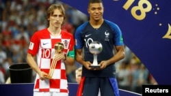 Modrić proglašen najboljim igračem Svjetskog prvenstva u Rusiji (Foto: Luka Modrić sa 'Zlatnom loptom' na završnoj ceremoniji Mundiljala u Rusiji, 15. jul 2018.)