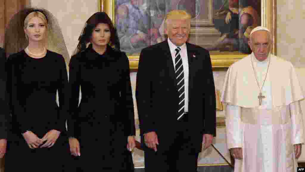 Папа Францішак (справа) побач з прэзыдэнтам ЗША Дональдам Трампам, першай лэдзі ЗША Мэлані Трамп і дачкой прэзыдэнта Іванкай Трамп падчас прыватнай аўдыенцыі ў Ватыкане 24 траўня.