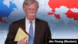 ABŞ milli təhlükəsizlik müşaviri John Bolton Maduroya dəstək verən və verməyən ölkələrin xəritəsi önündə