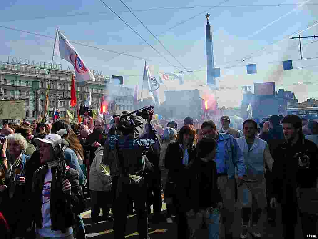 Russia -- March of Dissent in St.Petersburg 01May2008