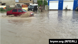 Сильные дожди в Симферополе приводят к подтоплению улиц