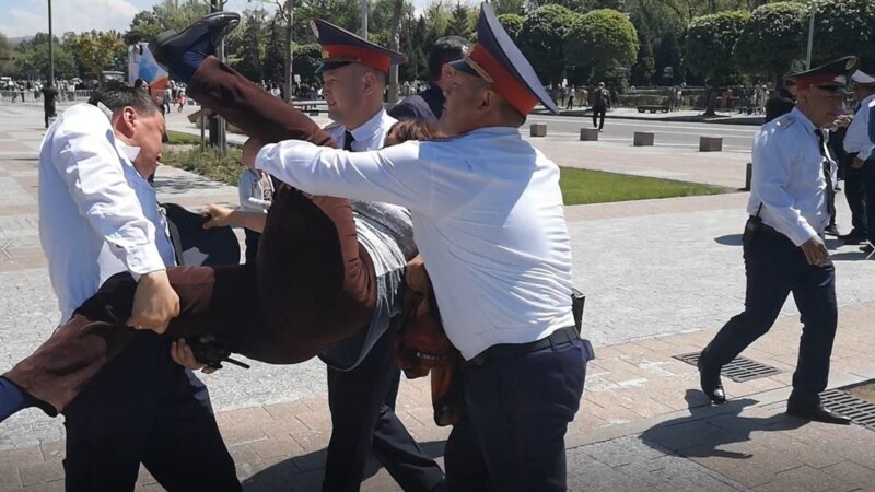 Полицейские проводят задержание на площади в Алматы. 9 мая 2019 года.