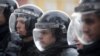 В центре Москвы полиция задерживает активистов и случайных прохожих 