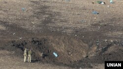 Військові на місці катастрофи винищувача Су-27 біля села Уланів в Хмельницькому районі Вінницької області, 16 жовтня 2018 року