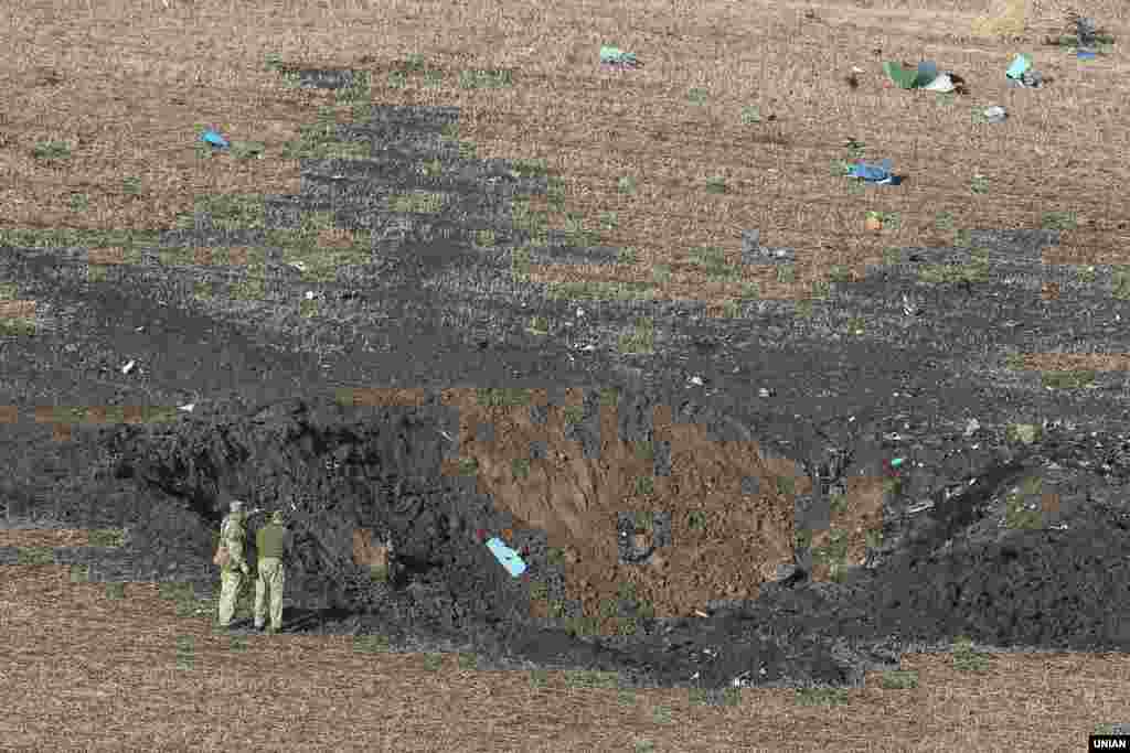 Вирва на місці катастрофи винищувача Су-27 біля села Уланів у Хмельницькому районі Вінницької області, 17 жовтня 2018 року. Військовий літак впав близько 17-ї години 16 жовтня. Екіпаж у складі 2 осіб, в тому числі військового США, загинув. Командиром екіпажу був полковник Повітряних сил ЗСУ Іван Петренко. Су-27 брав участь в навчаннях «Чисте небо-2018»