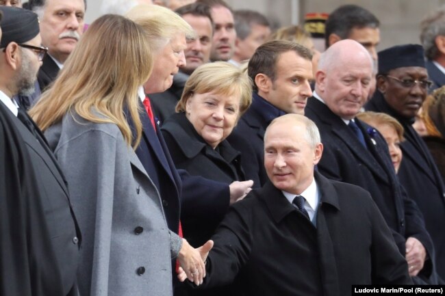 Presidenti Trump përshëndetet me homologun e tij rus, Vladimir Putin