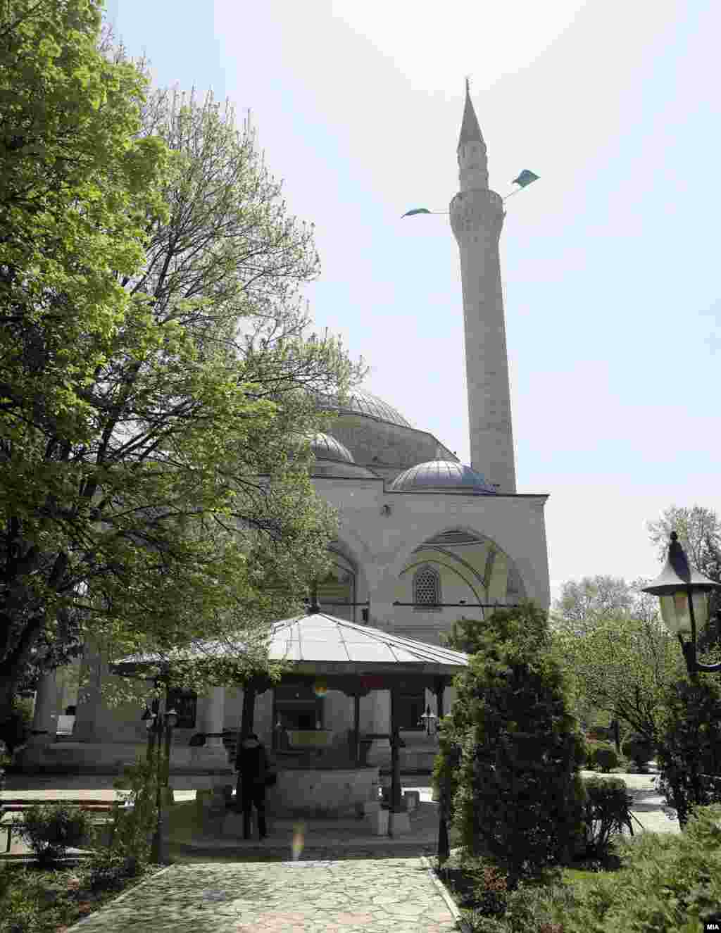 Властите и верските заедници во Македонија ги повикаа своите верници да го поминат Рамазан во кругот на своето најблиско семејство.