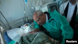 Министр здравоохранения Йемена Ахмад аль-Анси с офицером, пострадавшим во время нападения "Аль-Каиды" на госпиталь в Сане