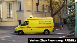 Автомобиль скорой помощи на территории севастопольской городской больницы №1