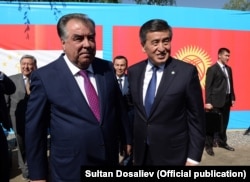 Then-Kyrgyz President Sooronbai Jeenbekov (right) met with Tajik President Emomali Rahmon in July 2019.