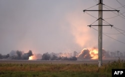 Российские гибридные силы ведут артиллерийский огонь близ Мариуполя 4 сентября 2014 года – за день до подписания первых Минских соглашений