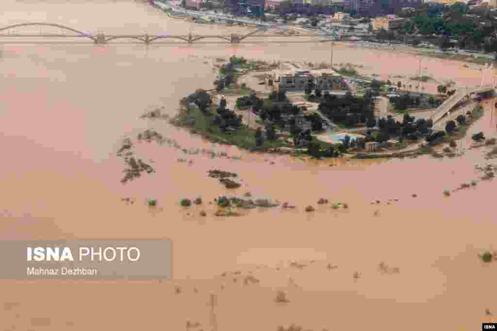 ИРАН - Иранска хуманитарна организација објави дека повеќе од 25.000 домови се уништени во поплавите во Иран, предизвикани од најголемите дождови кои се регистрирани во изминатата деценија.