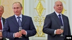 Vladimir Putin (left) and Sergei Chemezov at the signing of a $4 billion Russian Technologies deal with Airbus in 2009.