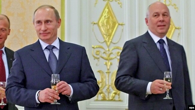 Vladimir Putin (left) and Sergei Chemezov at the signing of a $4 billion Russian Technologies deal with Airbus in 2009.