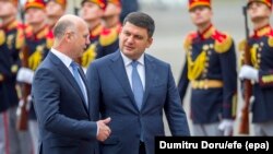 Pavel Filip și Volodimir Groisman la aeroportul din Chișinău, 6 octombrie 2017.