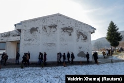 Birači sa Kosova u redu pred biračkim mestom u Srbiji na parlamentarnim izborima, 17. decembar 2023.