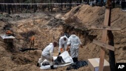 Autoritetet e Ukrainës kanë thënë se kanë zbuluar një varrezë masive me mbi 440 trupa në qytetin Izium, pasi e kanë rikthyer kontrollin nga forcat ruse. Shtator, 2022.