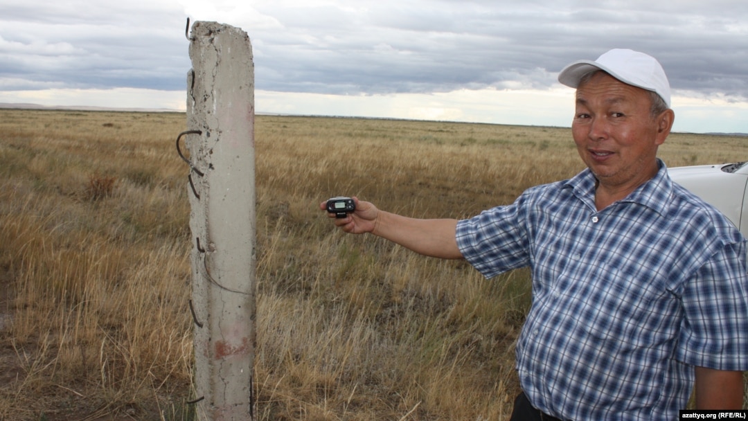 Бойы 45 см болатын қара жігіт аққұбаны сигийді.