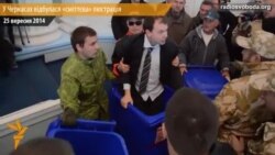 Черкаських обласних депутатів заштовхали у сміттєві контейнери