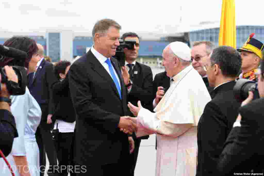 &bdquo;Este o mare bucurie că ați venit pe pământ românesc!&rdquo;, i-a spus Papei Francisc șeful statului român.