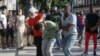 Policia civile shihet duke ndaluar një person, në protestat kundër Qeverisë në Kubë më 11 korrik.