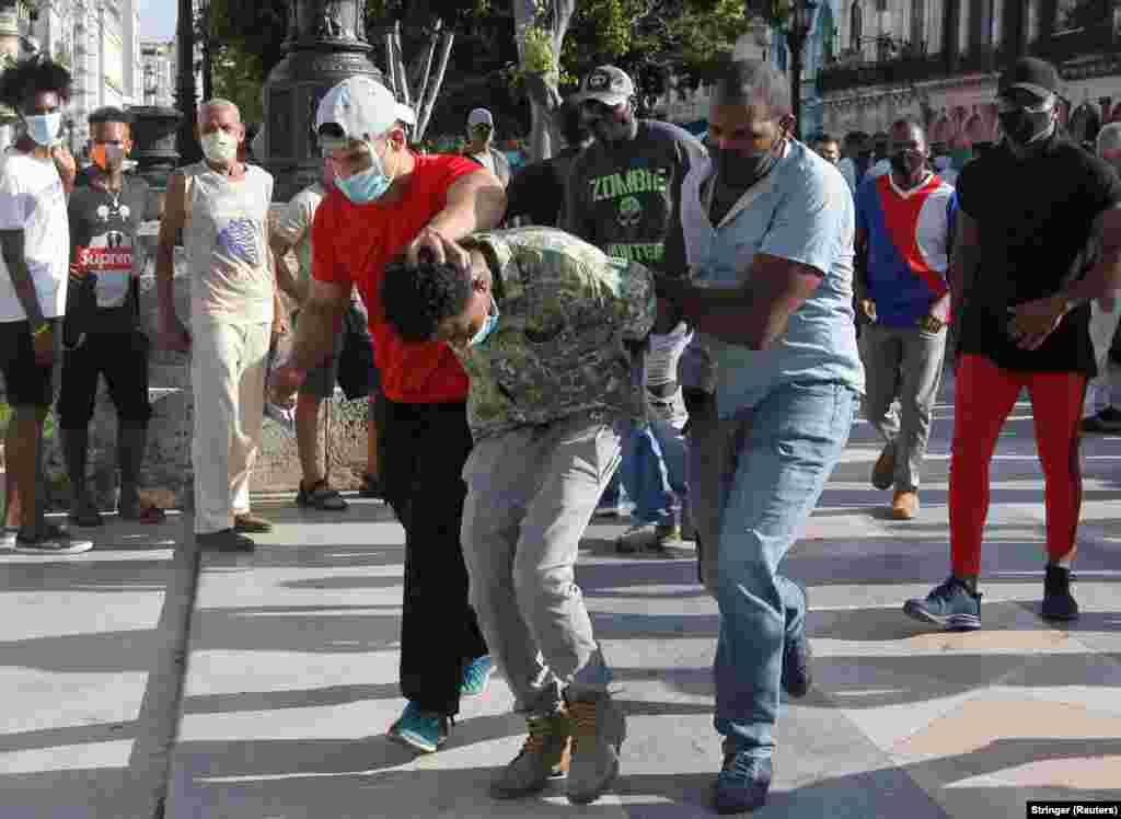 Поліцейські в цивільному затримують ще одного чоловіка&nbsp;під час антиурядових протестів у Гавані, які відбуваються на тлі пандемії коронавірусу, Гавана, Куба, 11 липня 2021 року
