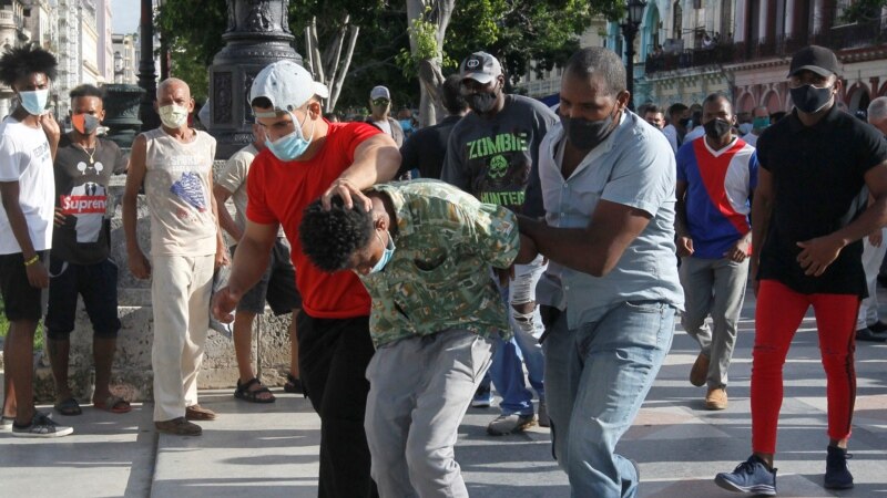 Policia qetëson rrugët e Havanas