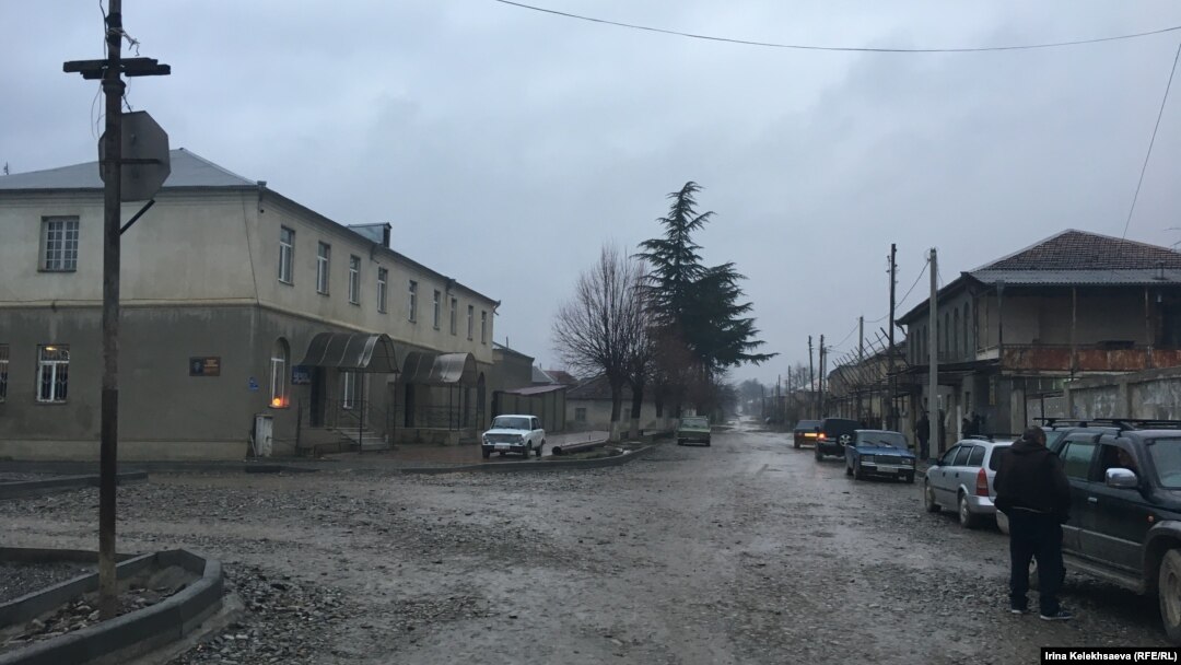Временное открытие границы решает проблему застрявших в Ленингоре людей лишь наполовину