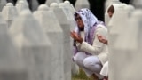 Bosniyanın şərqindəki Srebrenitsa şəhəri yaxınlığındakı Potokari kəndindəki xatirə qəbiristanlığında qohumlarının məzarlarını ziyarət edən qadınlar dua edir.