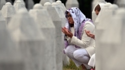Bosniyanın şərqindəki Srebrenitsa şəhəri yaxınlığındakı Potokari kəndindəki xatirə qəbiristanlığında qohumlarının məzarlarını ziyarət edən qadınlar dua edir.