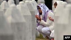 Bosniyanın şərqindəki Srebrenitsa şəhəri yaxınlığındakı Potokari kəndindəki xatirə qəbiristanlığında qohumlarının məzarlarını ziyarət edən qadınlar dua edir.