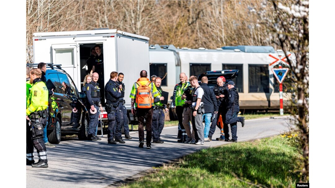 Ekipet emergjente dhe policia në vendin e ngjarjes së përplasjes së trenave.