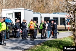 Ekipet emergjente dhe policia në vendin e ngjarjes së përplasjes së trenave.