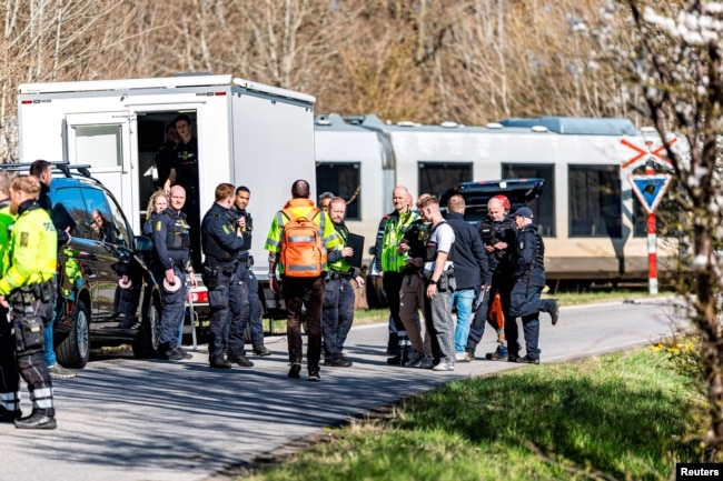Ekipet emergjente dhe policia në vendin e ngjarjes së përplasjes së trenave.