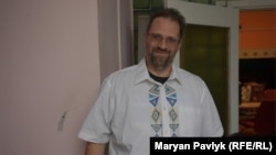 Вишиванка, яку подарував Джею український біженець на знак вдячності за допомогу.