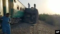 Na snimku sa lica mesta vide se olupine voza. Nije jasno šta je prouzrokovalo iskakanje iz šina.
