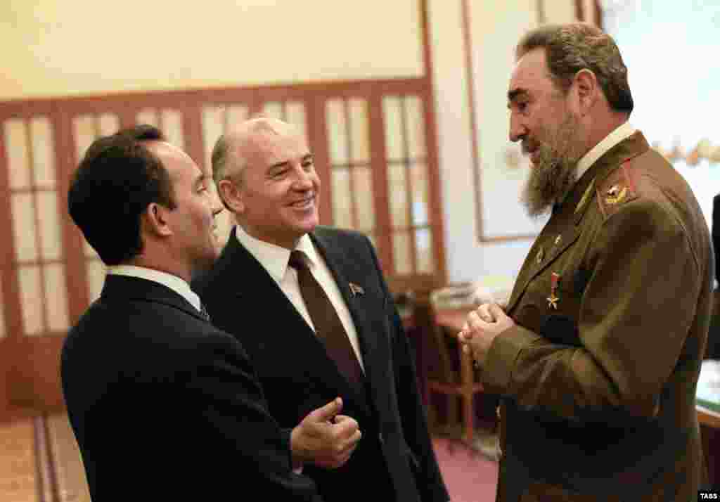 Fidel Castro kubai elnökkel a Kremlben 1986 márciusában. Gorbacsov ugyanebben az évben kezdte meg a peresztrojkát, amelytől azt remélte, hogy ösztönözni fogja a &bdquo;kezdeményezőkészséget és a kreatív törekvéseket&rdquo;, és segít beindítani a stagnáló szovjet gazdaságot