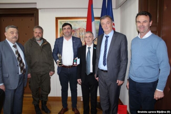Ruski veterani s načelnikom Bijeljine, 13. april 2021. Aleksandar Kravčenko je drugi s lijeve strane.