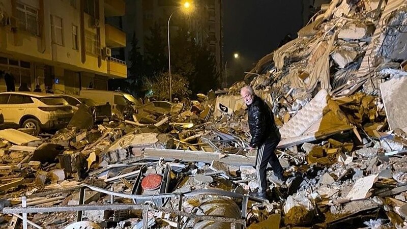 Смртоносен земјотрес во Турција, спасувачите бараат преживеани
