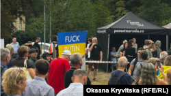Плакат в поддержку Украины во время акции «Иван, иди домой!» перед посольством России в Праге