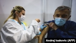 Szerbiában már egy ideje oltanak a kínai vakcinával, a képen éppen egy idős férfinak adják be az oltóanyagot egy belgrádi oltóközpontban 2021. február 12-én.