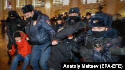 Полиция задерживает сторонников Навального, Санкт-Петербург, 18 января 2021 года 