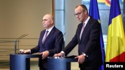 Cancelarul german Friedrich Merz (dreapta) și prim-ministrul român Ilie Bolojan susțin o conferință de presă la Cancelaria Germaniei, la Berlin, Germania, pe 28 ianuarie 2026.