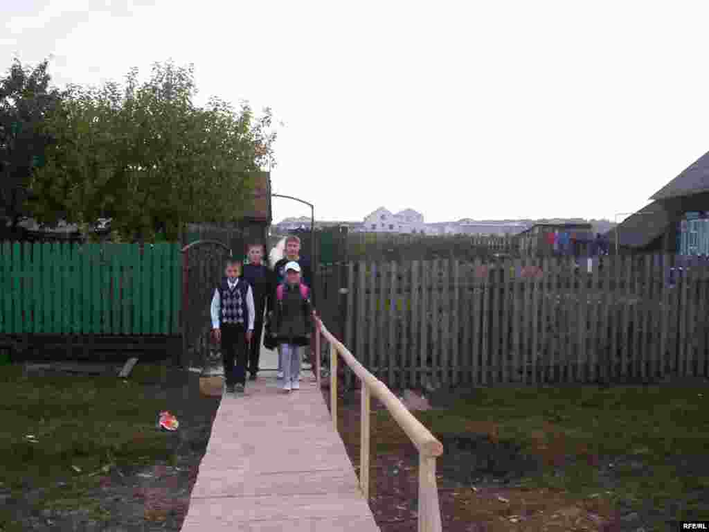 Элек балалар авыл кырыеннан әйләнеп йөриләр иде. Мәктәп сукмагына таш юллар түшәлде