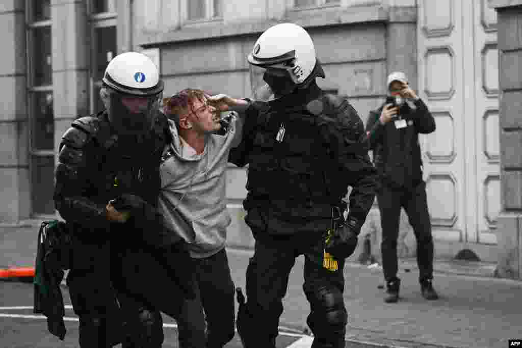 Poliția face primele arestări. 