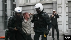 პოლიციის მიერ ბრიუსელში დაკავებული დემონსტრანტი