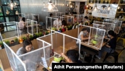 Nagli porast slučajeva u decembru nakon klastera na pijaci u Samut Sakhonu, provinciji koja se nalazi jugozapadno od Bangkoka, naveo je vladu da ponovo uvede razne mjere usmjerene na suzbijanje korona virusa.